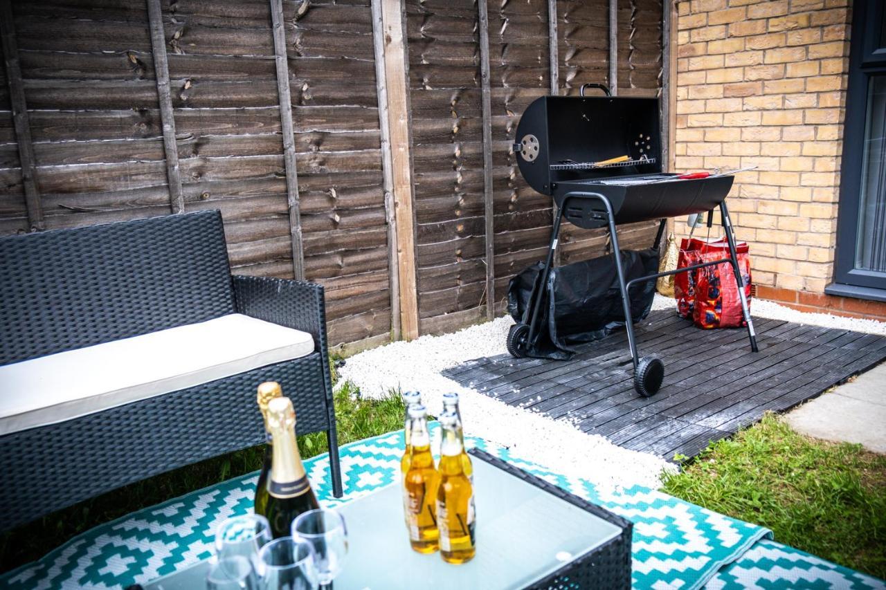 Luxury 2 Bed House City Centre ✘ Bbq & Garden ☆ Family Friendly→ Swingball & Outdoor Furniture - Free Parking → With 50 Inch Smart Tv, Free Netflix & Wifi ✘ Comfy Seating Area - By Maevela Birmingham Luaran gambar