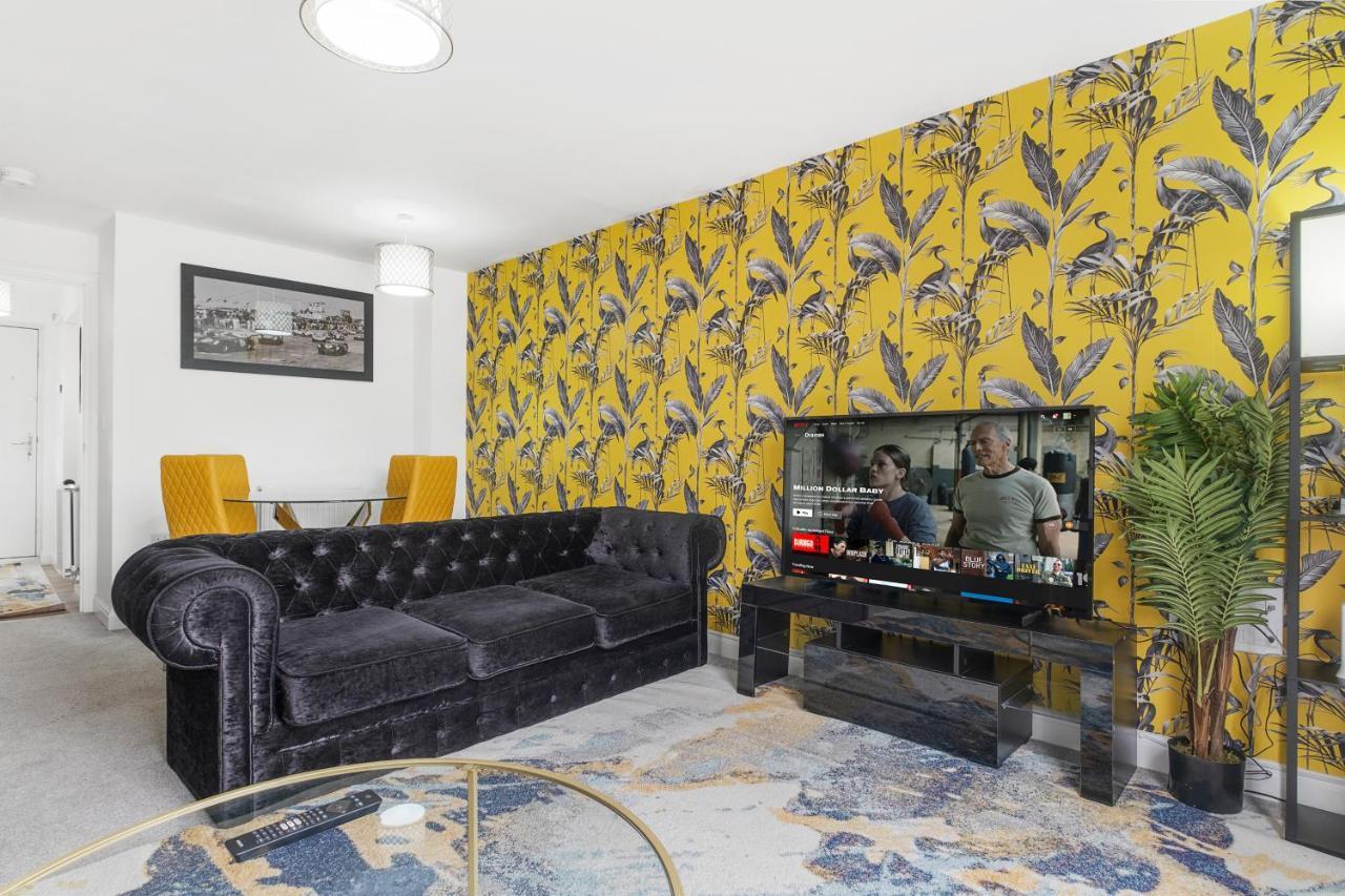 Luxury 2 Bed House City Centre ✘ Bbq & Garden ☆ Family Friendly→ Swingball & Outdoor Furniture - Free Parking → With 50 Inch Smart Tv, Free Netflix & Wifi ✘ Comfy Seating Area - By Maevela Birmingham Luaran gambar