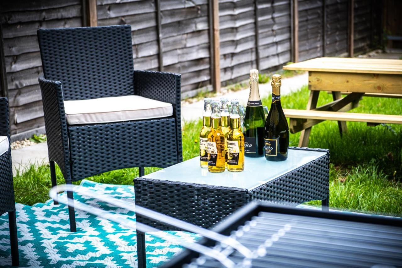 Luxury 2 Bed House City Centre ✘ Bbq & Garden ☆ Family Friendly→ Swingball & Outdoor Furniture - Free Parking → With 50 Inch Smart Tv, Free Netflix & Wifi ✘ Comfy Seating Area - By Maevela Birmingham Luaran gambar