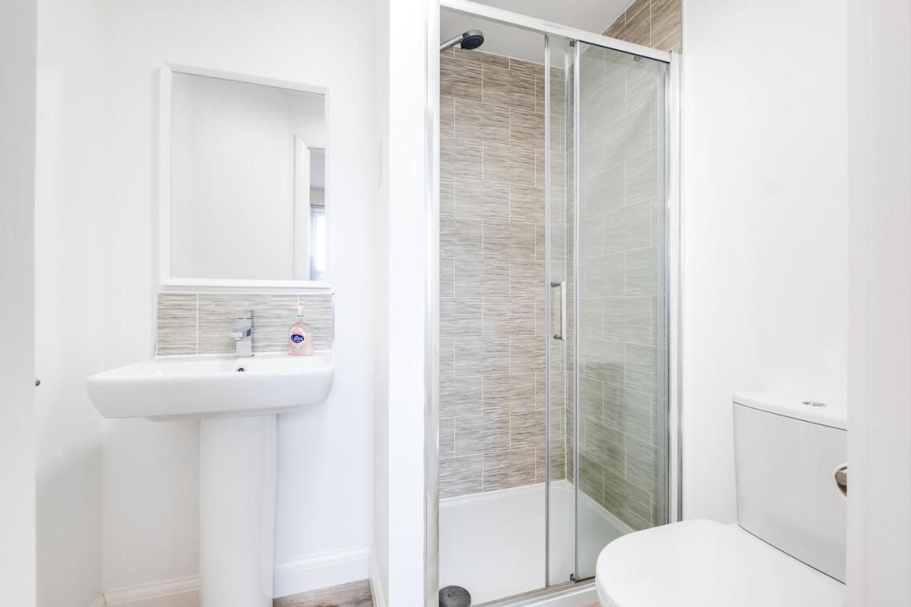Luxury 2 Bed House City Centre ✘ Bbq & Garden ☆ Family Friendly→ Swingball & Outdoor Furniture - Free Parking → With 50 Inch Smart Tv, Free Netflix & Wifi ✘ Comfy Seating Area - By Maevela Birmingham Luaran gambar