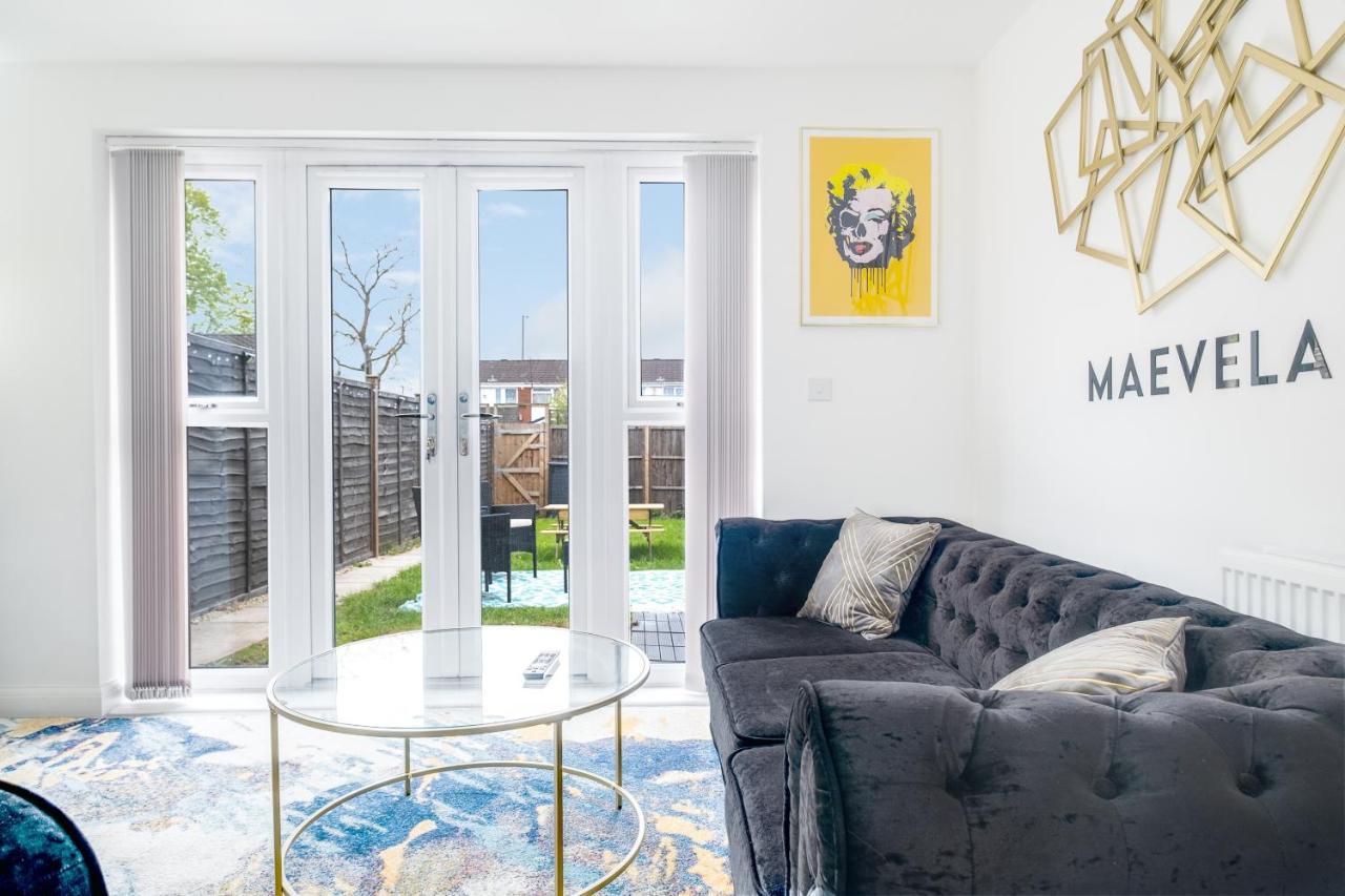 Luxury 2 Bed House City Centre ✘ Bbq & Garden ☆ Family Friendly→ Swingball & Outdoor Furniture - Free Parking → With 50 Inch Smart Tv, Free Netflix & Wifi ✘ Comfy Seating Area - By Maevela Birmingham Luaran gambar