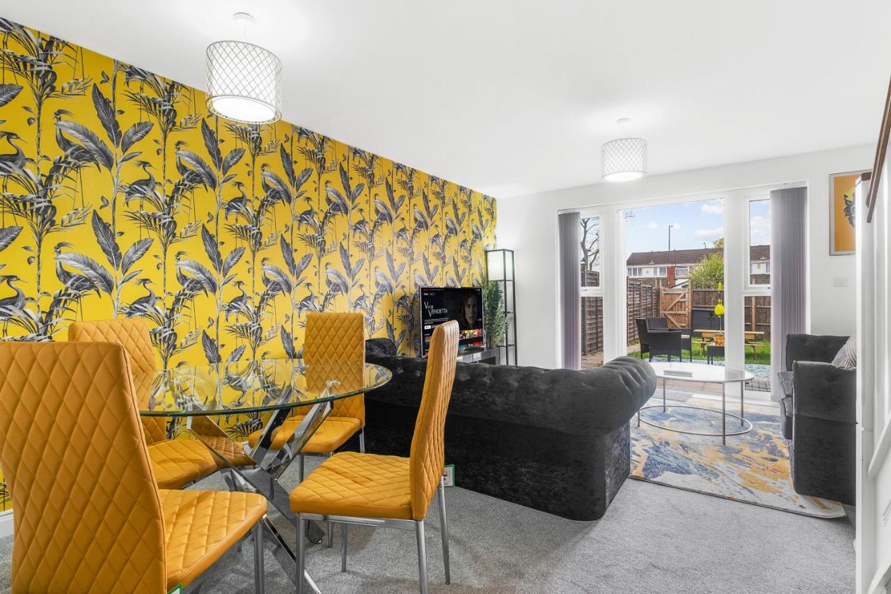 Luxury 2 Bed House City Centre ✘ Bbq & Garden ☆ Family Friendly→ Swingball & Outdoor Furniture - Free Parking → With 50 Inch Smart Tv, Free Netflix & Wifi ✘ Comfy Seating Area - By Maevela Birmingham Luaran gambar