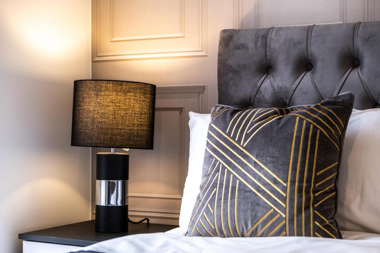 Luxury 2 Bed House City Centre ✘ Bbq & Garden ☆ Family Friendly→ Swingball & Outdoor Furniture - Free Parking → With 50 Inch Smart Tv, Free Netflix & Wifi ✘ Comfy Seating Area - By Maevela Birmingham Luaran gambar