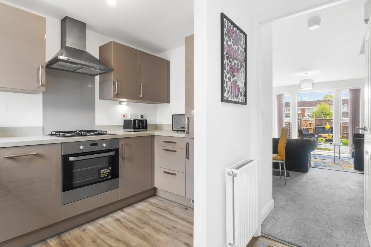 Luxury 2 Bed House City Centre ✘ Bbq & Garden ☆ Family Friendly→ Swingball & Outdoor Furniture - Free Parking → With 50 Inch Smart Tv, Free Netflix & Wifi ✘ Comfy Seating Area - By Maevela Birmingham Luaran gambar