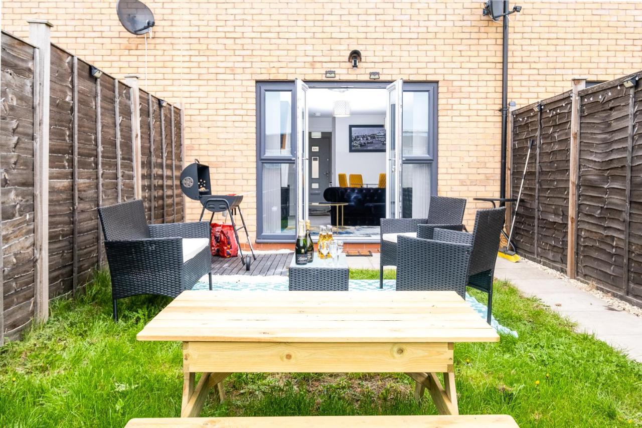 Luxury 2 Bed House City Centre ✘ Bbq & Garden ☆ Family Friendly→ Swingball & Outdoor Furniture - Free Parking → With 50 Inch Smart Tv, Free Netflix & Wifi ✘ Comfy Seating Area - By Maevela Birmingham Luaran gambar